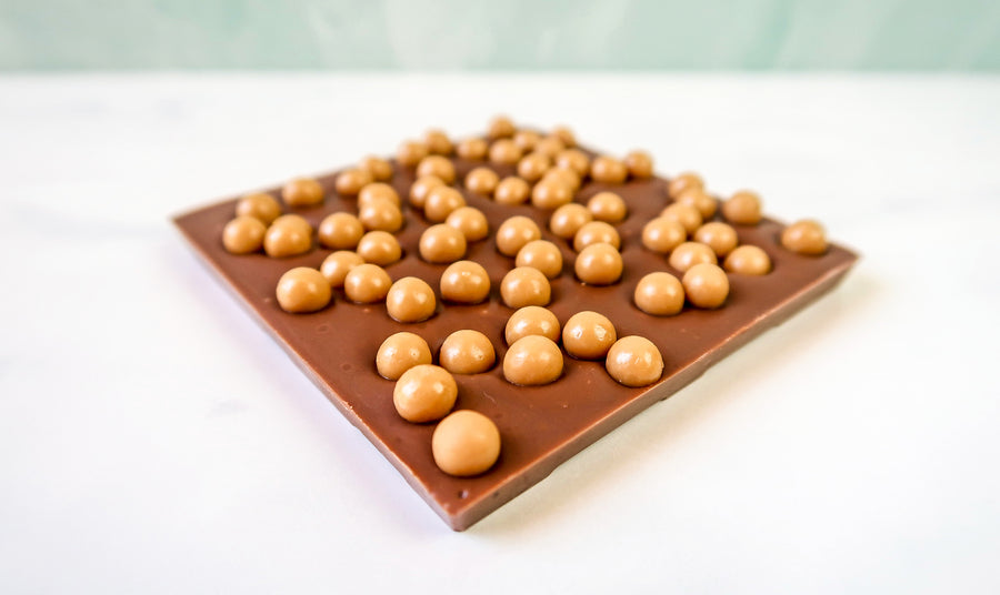 Milk chocolate tablette with dulcey pearls from Codinha Chocolate